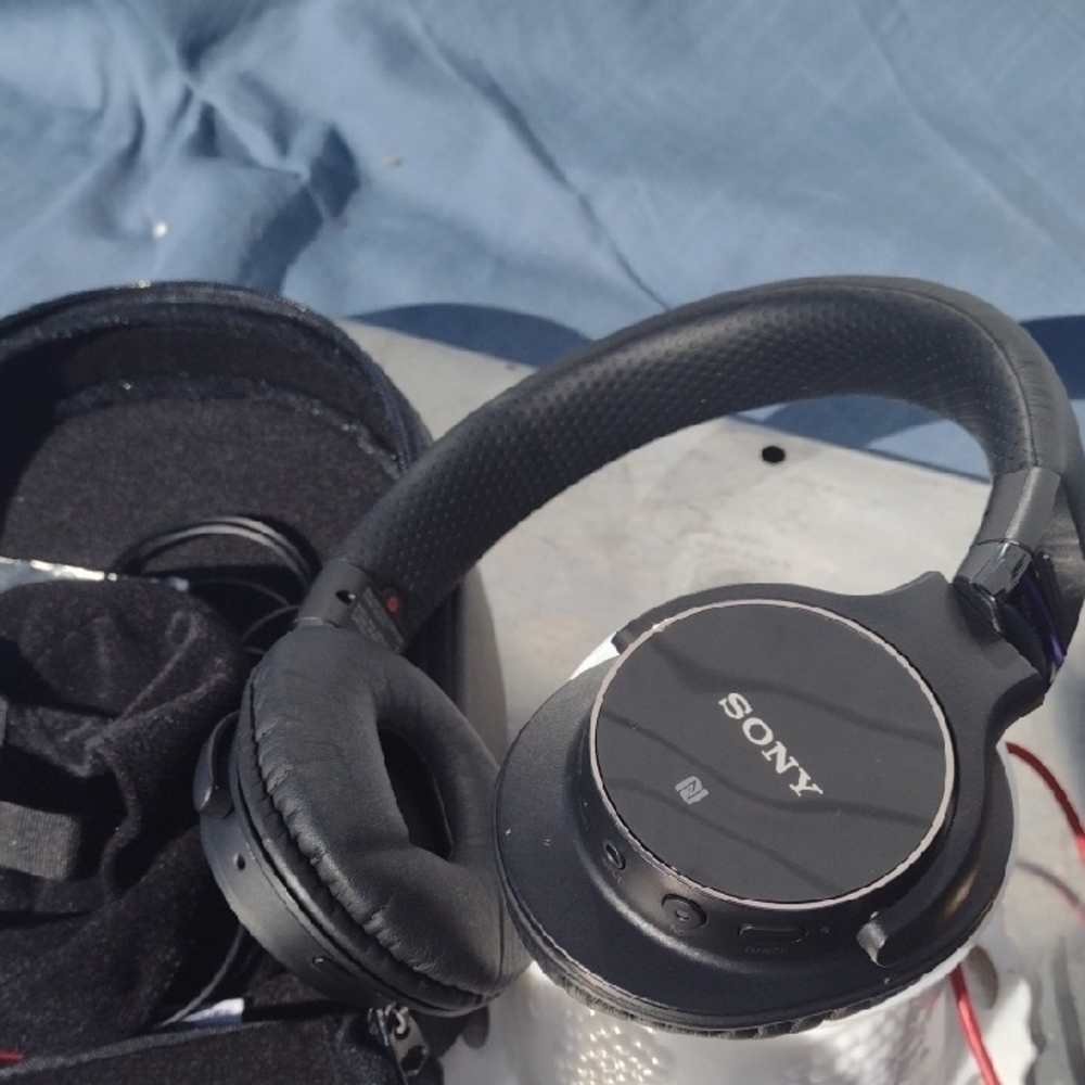 Sony Black Wireless Headphones MDR-ZX750BN NWOT
